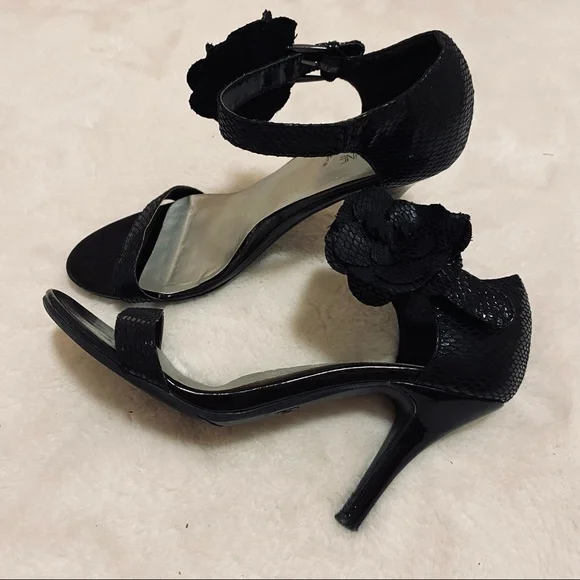 Madeline Stuart Black Flower Heels - Picture 6 of 6